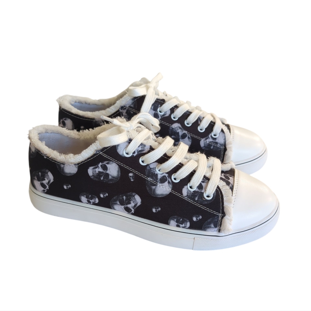 Fringed Skull Lace-Up Canvas Sneakers EU 41 Black White